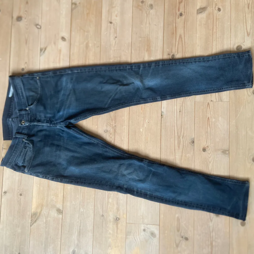 Säljer nu mina sjukt snygga Dondup Jeans i storlek 33. Skicket är 9/10 och nypris ca 3500, säljer nu för endast 1099. Modellen är Goerge och personen på bilden är ca 189.. Jeans & Byxor.