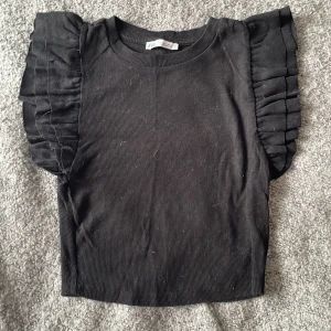 Söt topp  - Söt svart topp från zara som är använda fåtal gånger. Köparen står för frakten!