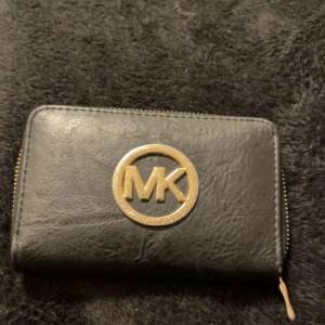 Säljer denna michael kors plånbok (den är fake) men otroligt fin💛 pris kan diskuteras💛