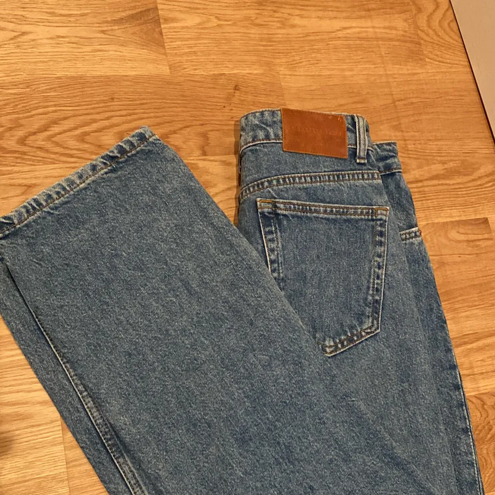 Midwaist straight fit jeans från Zara. För små för mig. Stl 36.. Jeans & Byxor.