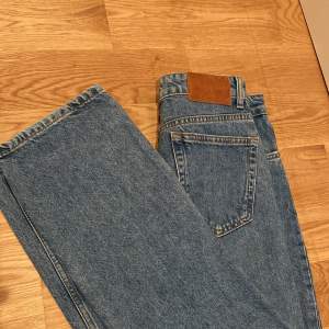 Midwaist straight fit jeans från Zara. För små för mig. Stl 36.