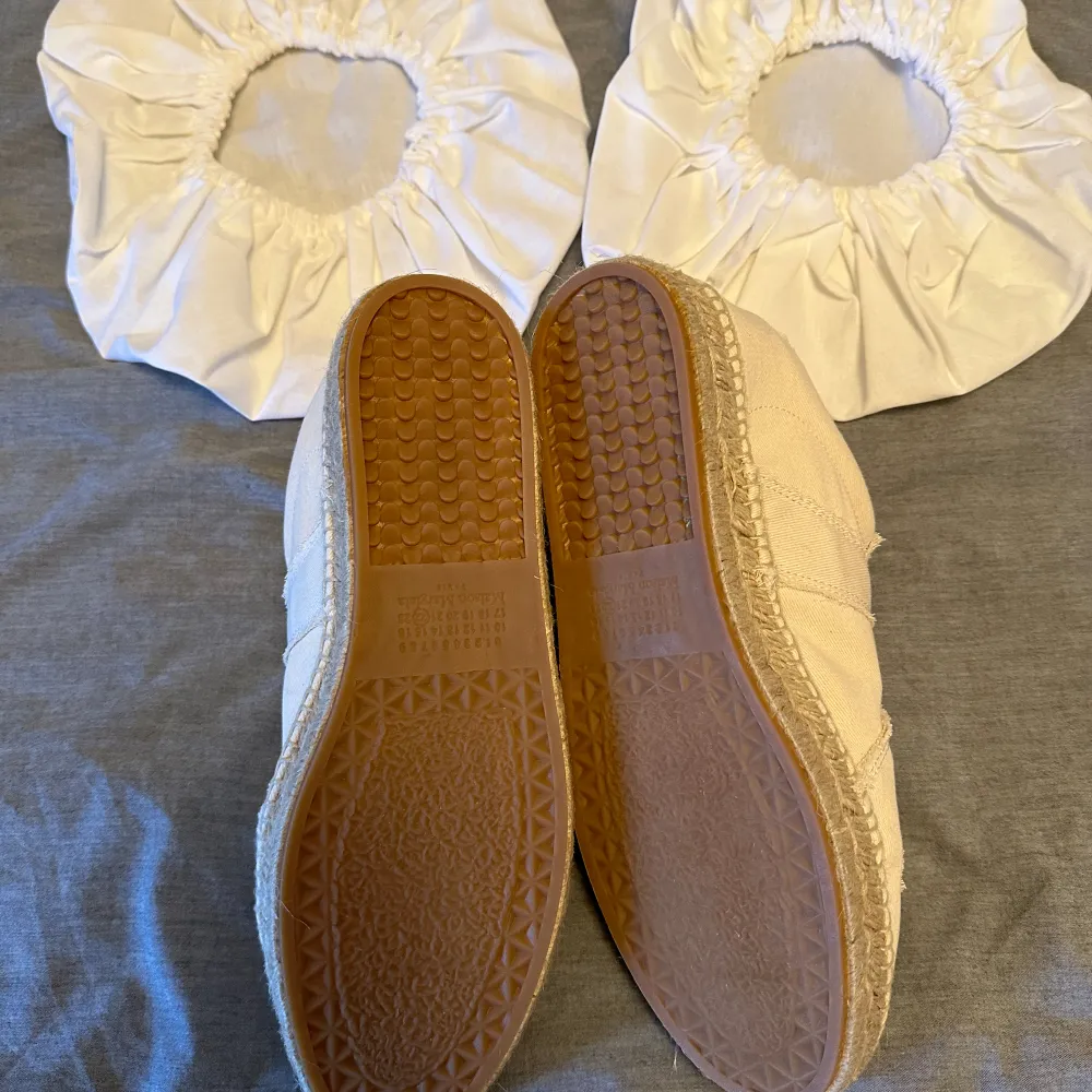 Säljer ett par helt nya Maison Margiela skor. Aldrig använda med alla tillbehör (box, dustbag, kort). Riktigt feta och riktigt ”laidback” skor. Perfekta till sommaren ☀️. Hör av er vid frågor eller funderingar! Kan gå ner i pris vid snabb affär😁. Skor.