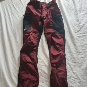 Revolutionrace byxor - RevolutionRace wander pro pants i storlek xs/34. Endast använda ett fåtal gånger. Nyskick.