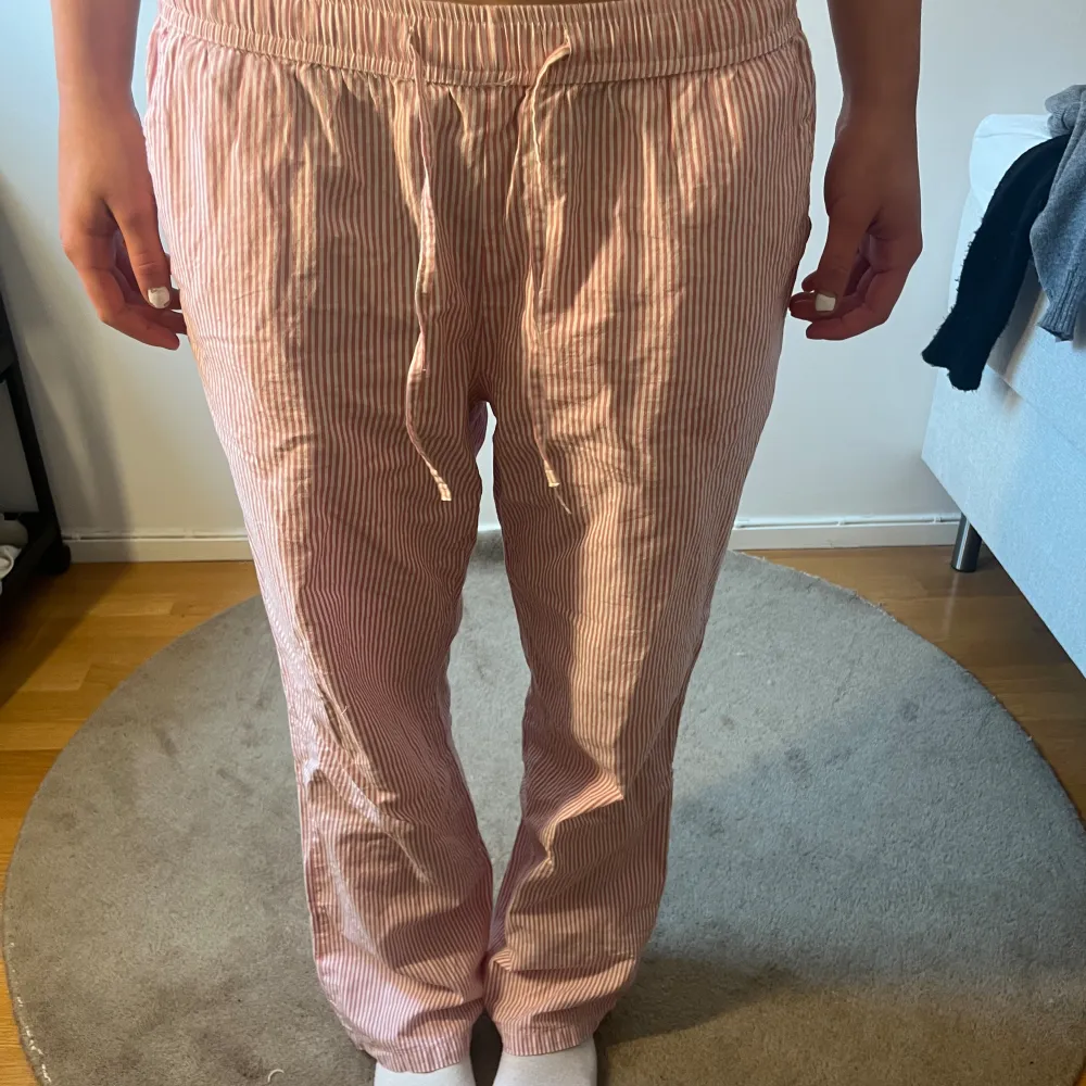 Säljer dom här as snygga vit rosa randiga pyjamasbyxorna! Dom är ifrån lager 157! Dom har en jätte liten fläck på låret som inte alls syns mycket!!(kolla sista bilden)!! . Jeans & Byxor.