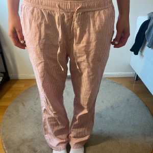 JÄTTESNYGGA PYJAMASBYXOR!! - Säljer dom här as snygga vit rosa randiga pyjamasbyxorna! Dom är ifrån lager 157! Dom har en jätte liten fläck på låret som inte alls syns mycket!!(kolla sista bilden)!! 