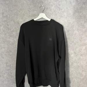 En mycket bra och snygg sweatshirt från acne studios. Väldigt bra kvalitet och skön. Passar till det mesta och är stilren.  Ny pris 1800kr