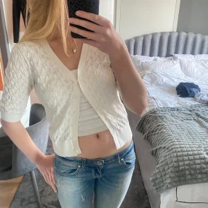 Superfin kofta - Säljer denna superfina vita kofta! Med mönster! Aldrig andvänd!