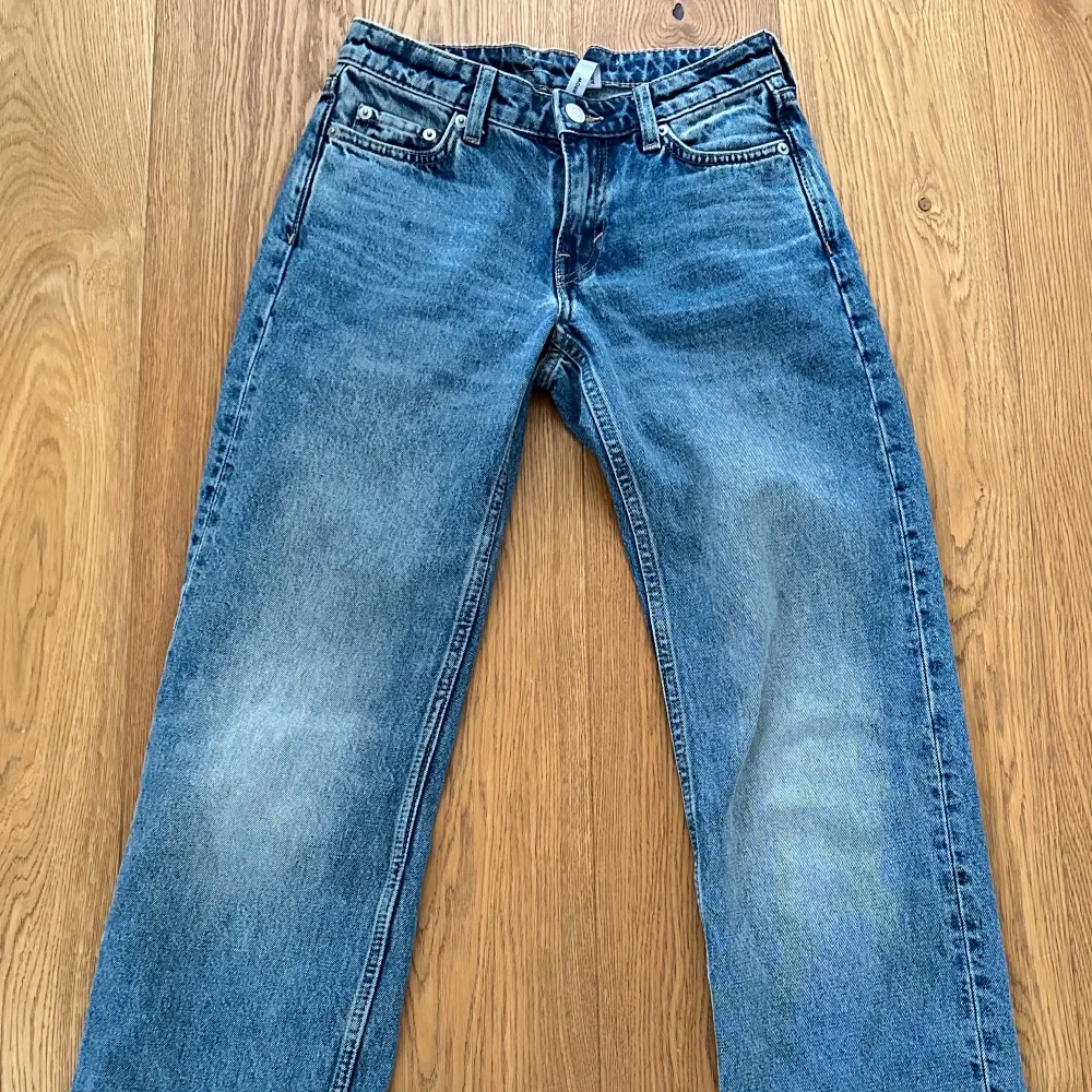 Säljer dessa jätte fina low waist jeans från weekday. Väldigt fint skick 🤍. Jeans & Byxor.