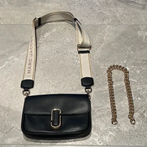 Väska - säljer min knappt använda Marc jacobs väska. Så fin och rymlig, med två olika typer av band oxå💕se bild tre, skriv vid frågor😊