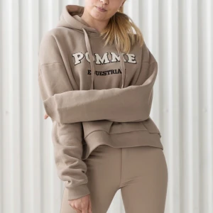 Pomme Equestrian Hoodie - Säljer min sällan använd hoodie från Pomme Equestrian, köpt på Falsterbo Horseshow och slutsåld på hemsidan! Jätteskön inuti och perfekt passform😍Säljer då jag inte använder den längre🫶🏼Inga defekter alls förutom lite luddig på insidan. Köpt för 699kr