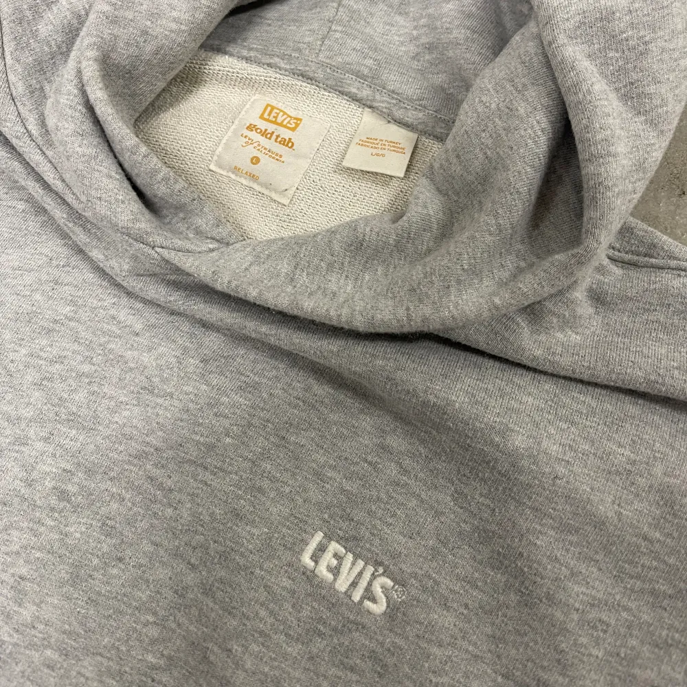 Levis Gold Tab Hoodie storlek Large. Beställd ifrån Zalando, och använd ett fåtal gånger innan jag tyckte att den var för stor och inte hade möjligheten att returnera den längre. Oversize modell, och något större i storleken.. Hoodies.