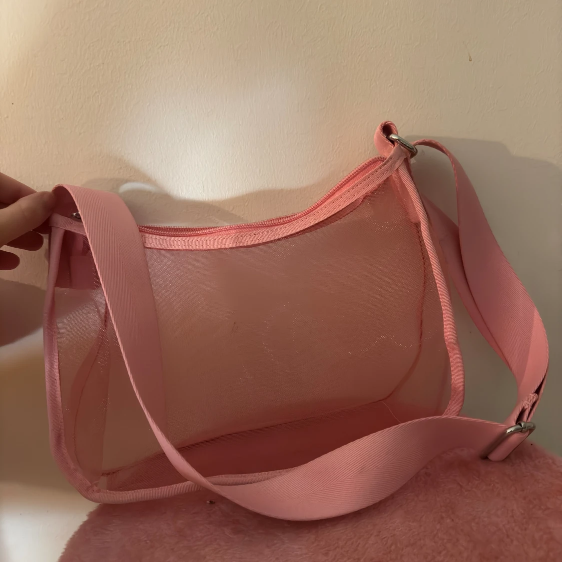 Rosa genomskinlig väska