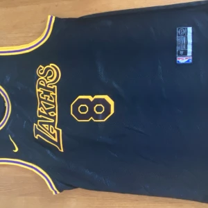 Kobe bryant basket linne - Kvalitet 9/10 storlek L pris 350