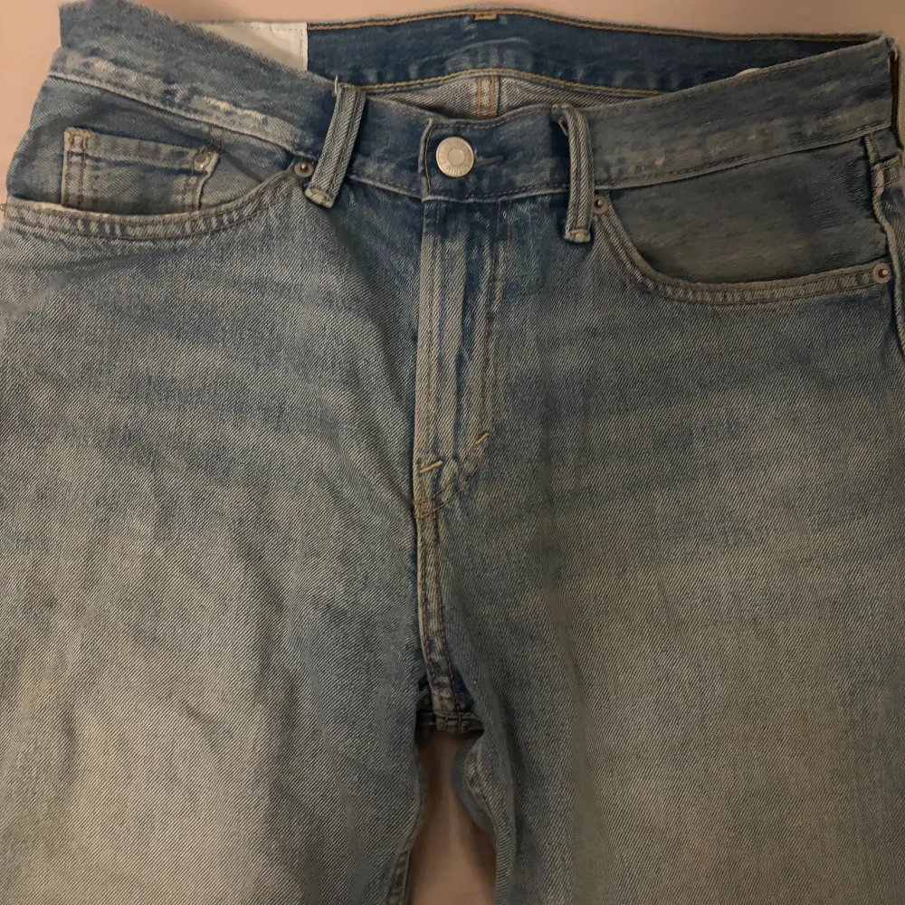 Säljer dessa ljusblåa jeans i storleken 31/32 från Hm. Modellen på jeansen är relaxar fit. Säljer dom pga jag inte använder dom längre. Ge ett pris så jobbar vi därifrån.. Jeans & Byxor.