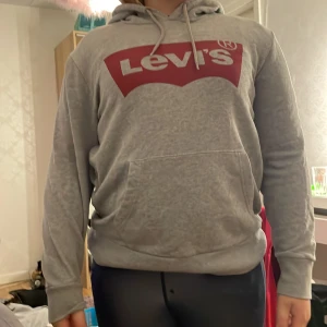 Levis hoodie - Säljer en jätte vacker Levis hoodie 
