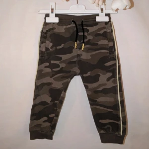 Sköna byxor i stl 80 fr KappAhl  - Mjukisbyxor i str 80 i från KappAhl i fint använt bra skick. Finns tecken på användning, slitage efter sedvanlig användning och tvätt. Inga hål/fläckar efter min syning av plagget. 