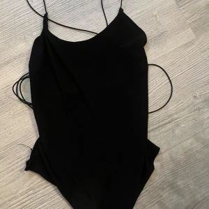 Body med öppen rygg - Body från nelly med öppen rygg super snyggt nu till sommaren