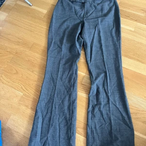 Low waist kostymbyxor bootcut - 100kr färgen grå