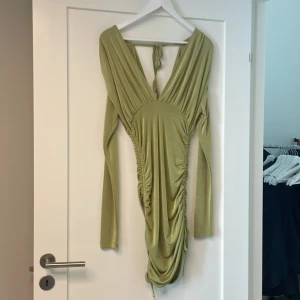 Klänning  - Stretching och faller jättefint på kroppen. Bekväm och i mycket fint skick 