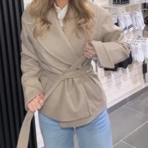 Kappa - Säljer en jätte fin vår/sommar kappa kort i färgen besch, storlek s/m. Nypris 699kr, säljer för 200kr❤️❤️ inga defekter 