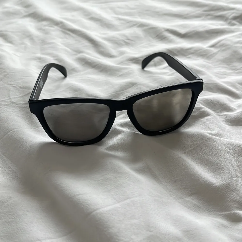 Solglasögon svart. Accessoarer.