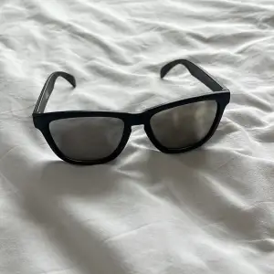 Solglasögon svart