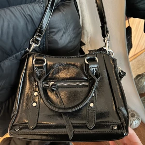 Väska NA KD - Säljer min nya oanvända väska från NA-KD, kommer inte till användning tyvärr. Jättesnygg och har mycket detaljer,  fickor och fack 💫