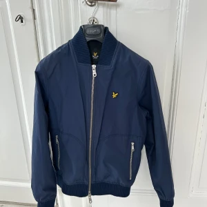 Lyle & Scott jacka - Super fin marinblå Lyle & Scott jacka, perfekt för våren/hösten och är i superfint skick🤗