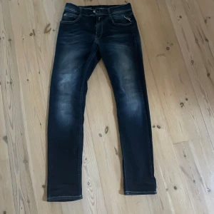 Replay hyperflex jeans - Slim fit. Nyskick. Passar dem mellan 145-155 cm. Nypris ligger på 1695. Mitt pris 400