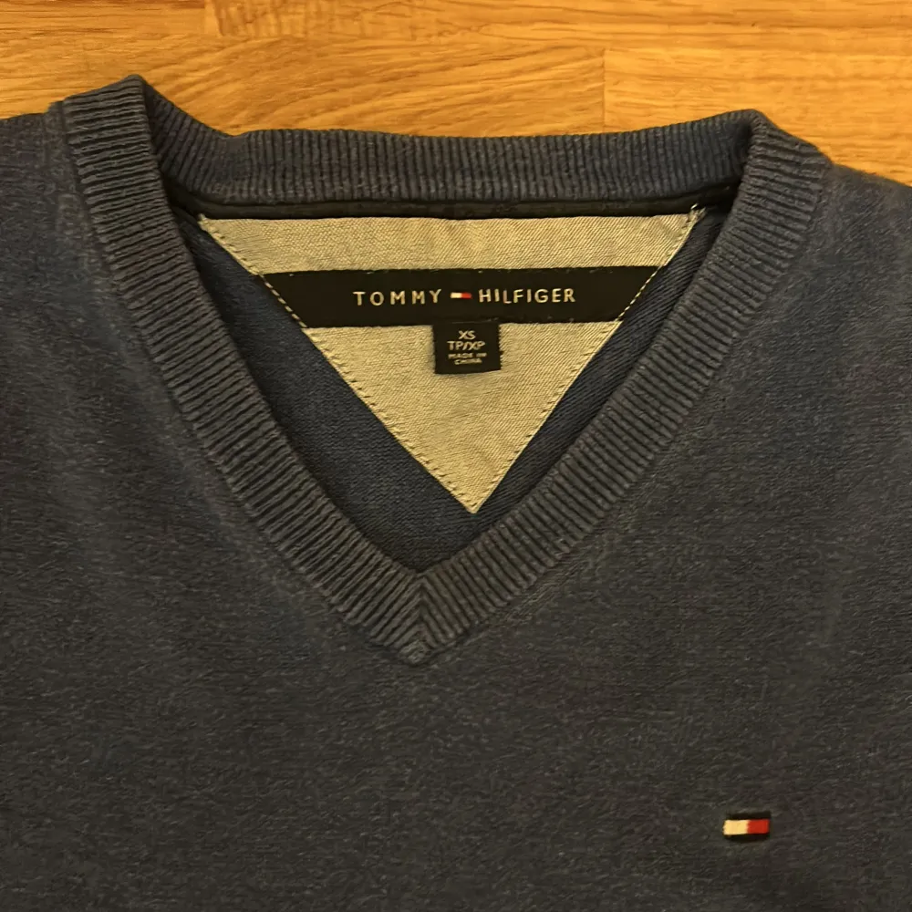 Hej säljer min Tommy Hilfiger tröja då jag har vuxit ur den. Den är i storlek S skriv för minsta lilla fundering.. Neuletakit & Villapaidat.