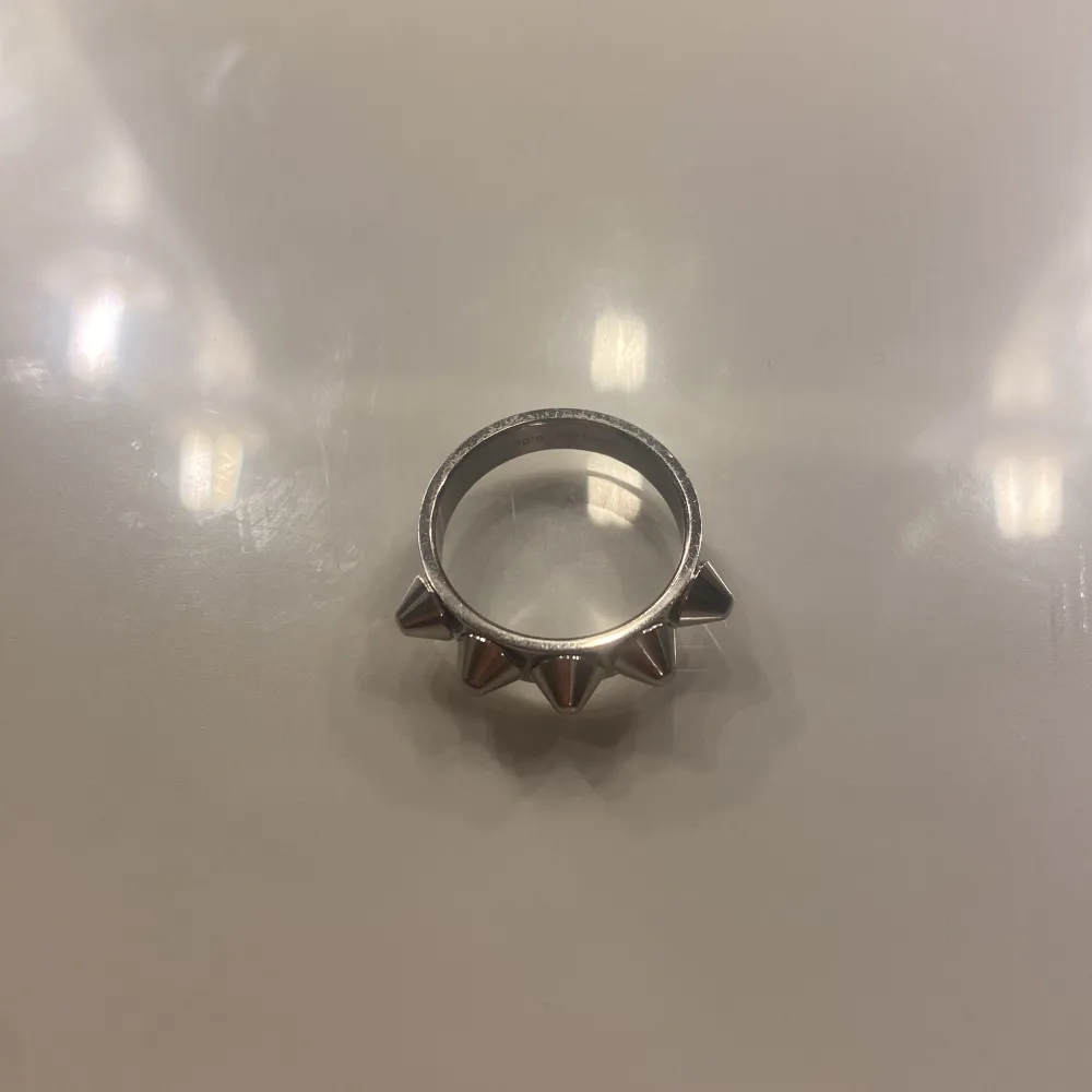 Säljer denna fina, silvriga ringen ifrån Edblad, storleken är 16,80. . Accessoarer.