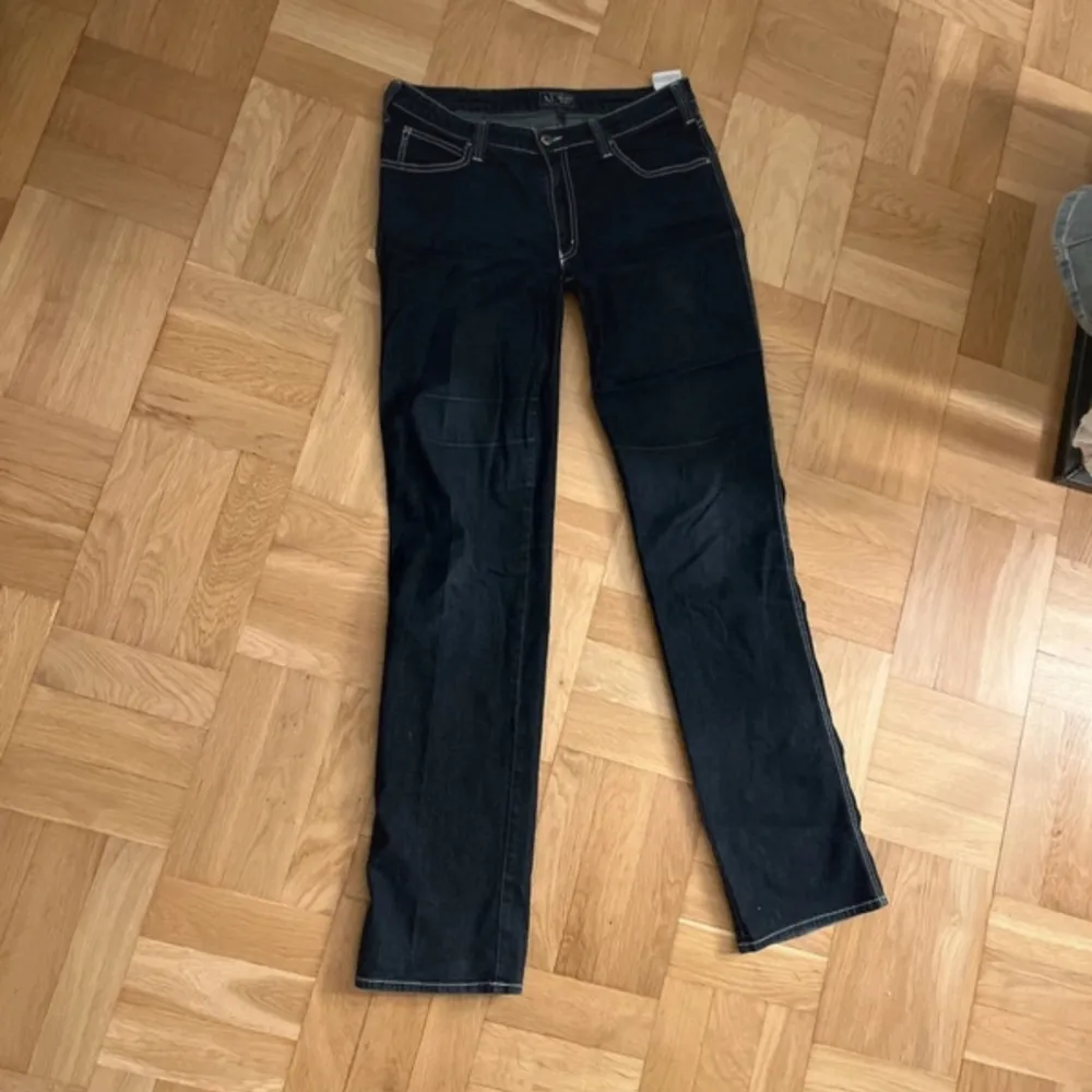 Jeans från Armani  har sytt de till lågmidjade, märks inte  strl M superbra skick . Jeans & Byxor.