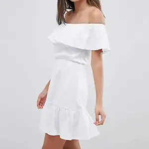 En solklänning med volangprydd kjol. Klänningen är i väldigt fint skick då den knappt är använd. Klänningen är i 100% bomull och passar perfekt till sommaren.