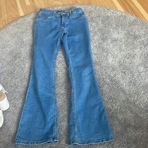 Blåa lågmidjade flare jeans i storlek 152. Jeansen är typ i nyckskick bara använd nån gång. Köptes på hm för runt 200  kr men säljs för 85 kr