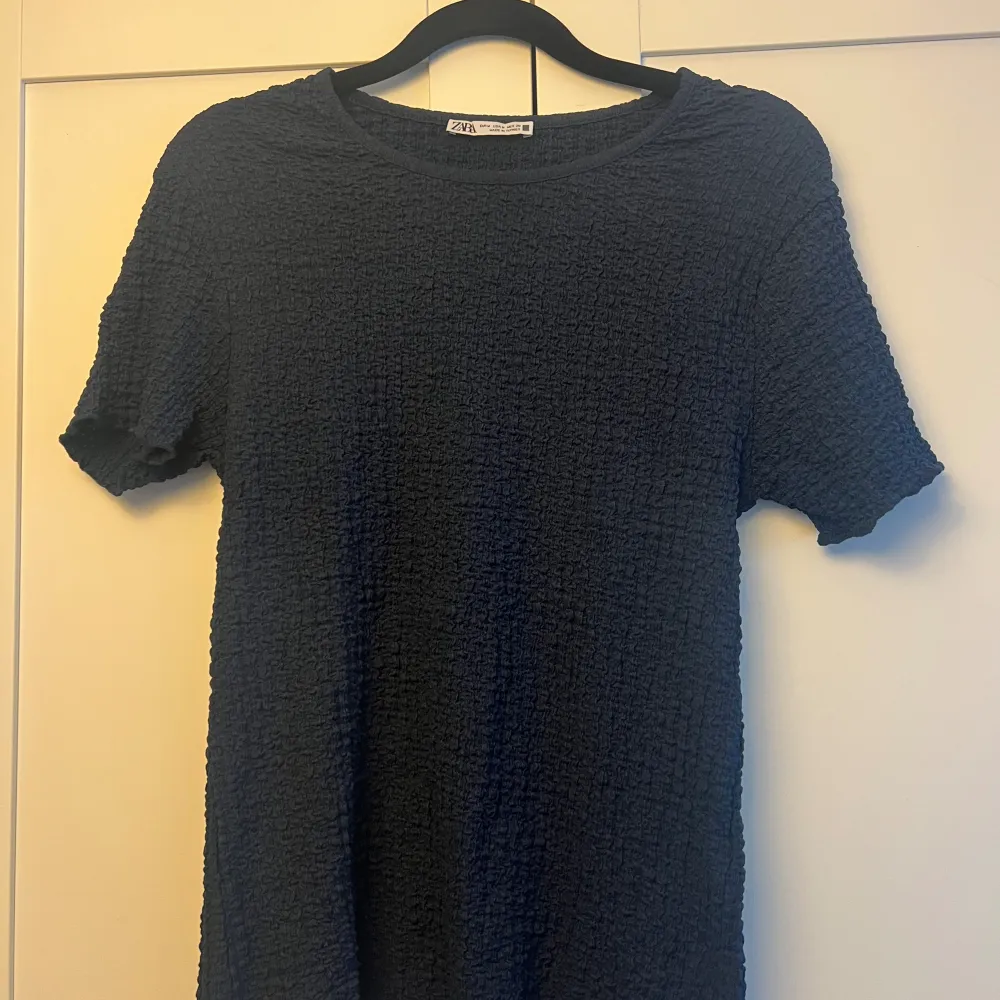 Marinblå tröja från Zara. Aldrig använd❤️. T-shirts.