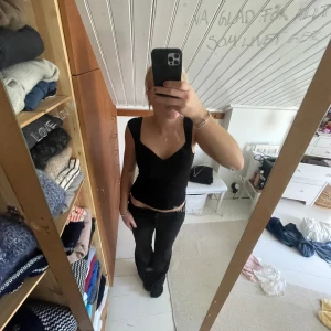 Svart topp - Jättefint svart topp! Helt oanvänd och har inga defekter! Jättesöta band och toppen är i litte rinbbat material