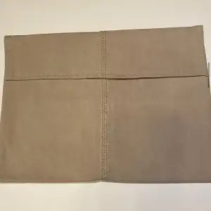 Beige datorfodral gjort på återvunna jeans med nitar⭐️ Dator fodralet är anpassat till datorer som har storleken av ett A4 papper men det kan även användas som en handväska eller ett förvarings ställe✨