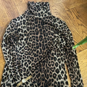 Jättefin polo tröja  - Jättefin och modern polo tröja sitter tight väldigt mjuk material 