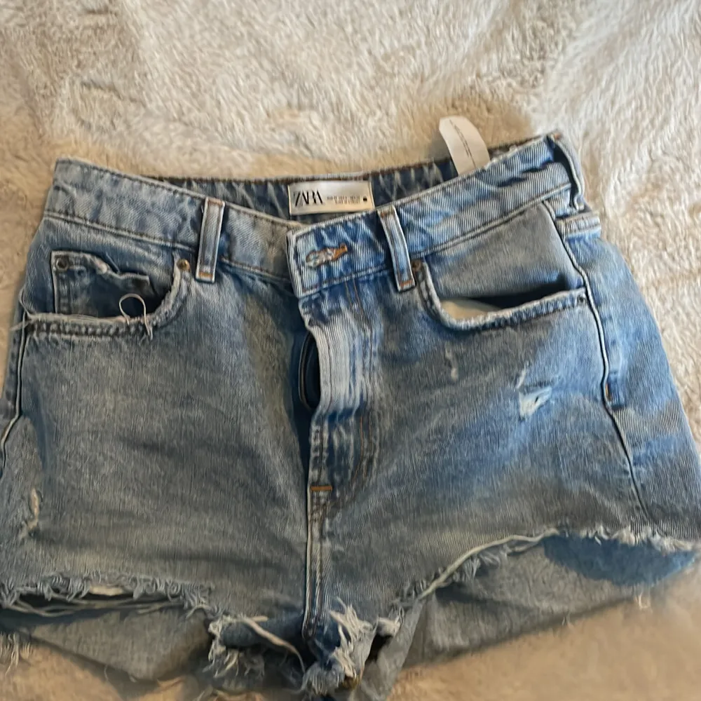 Säljer mina assnygga jeansshorts från Zara. Kom till användning i somras fåtal gånger så skicket är jättefint! Är öppen för prisförslag🥰. Shorts.