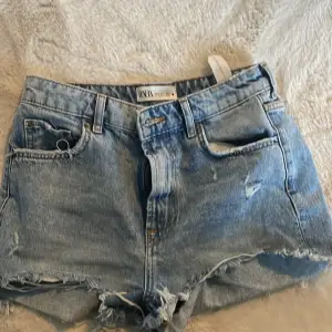 Säljer mina assnygga jeansshorts från Zara. Kom till användning i somras fåtal gånger så skicket är jättefint! Är öppen för prisförslag🥰