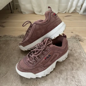 Fila Disruptor skor dust pink sneakers mocka 39 - Fila Disruptor sneakers Färg: dust pink (rosa) Material: mocka  Storlek: 39 