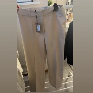 Madlady kostymbyxor - Kostymbyxor från madlady i beige, köpta på sellpy. Säljer pga fel storlek