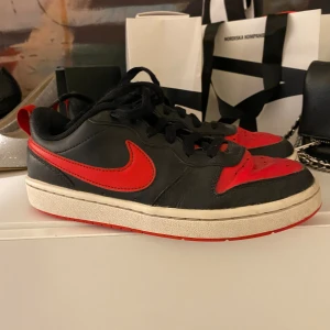 Röd/Svarta Nike skor - Min lillasysters gamla Nike skor som hon har vuxit ur nu.
