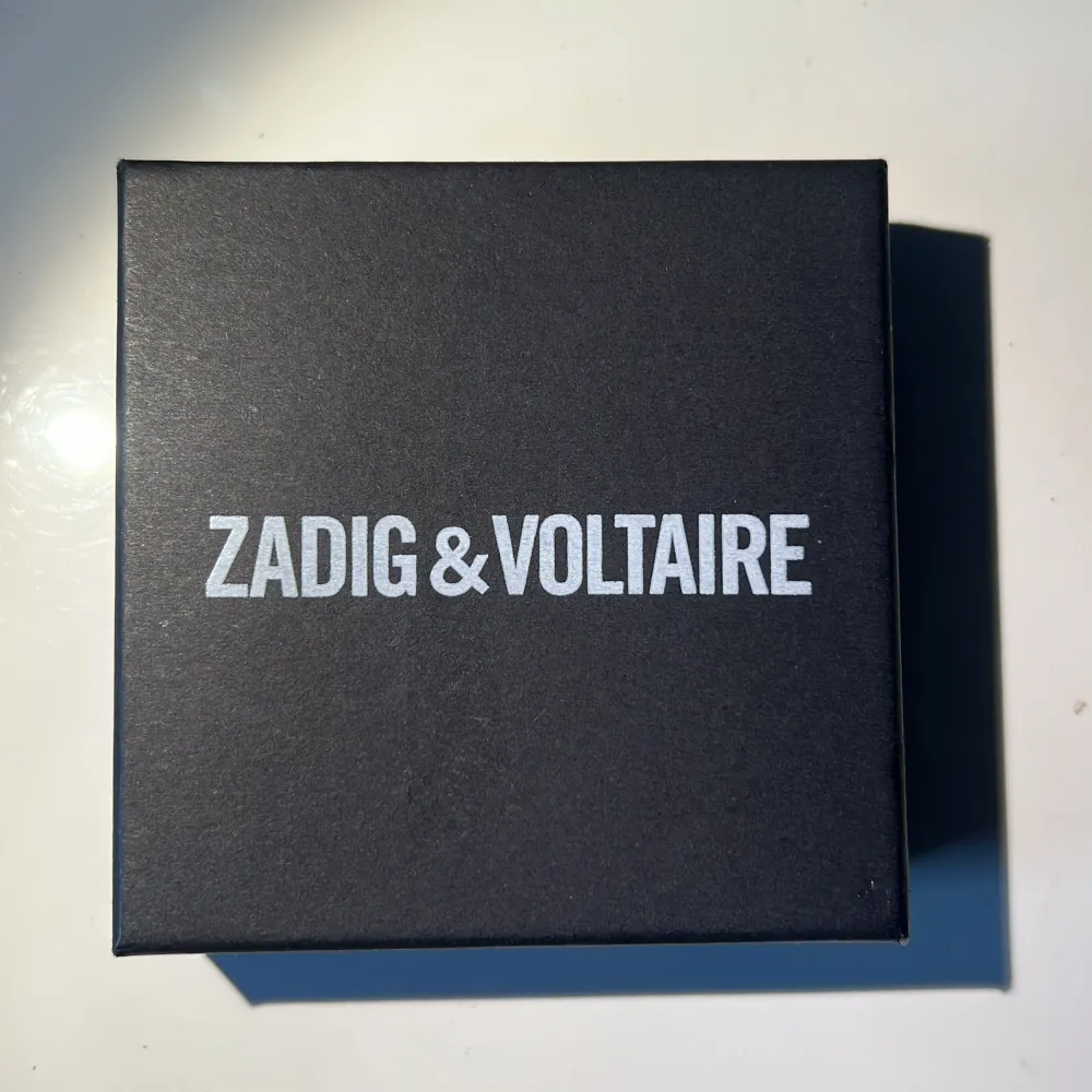 Zadig & Voltaire ”embellished wing earrings” i nyskick, säljer då dem inte kommer till någon användning. Inga defekter och lådan medför. Nypris för dem är 1095 kr på Farfetch. Köp gärna via ”köp nu” funktionen 😊. Accessoarer.