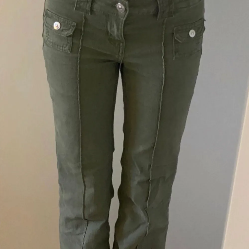 Säljer dessa slutsålda Gröna hm jeans. Storlek 40  passar större och mindre storlekar. LÅNADE BILDER. Jag har beställt hem dom från en kompis så dom har ej kommit. Än men jag lägger ut en annons en då. ❤️❤️ kan gå ner lite i pris vid snabb affär!. Jeans & Byxor.
