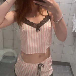 Pyjamassett - Jättegulligt pyjamassett från New Yorker!💞 tröjan är xs och byxorna är s!