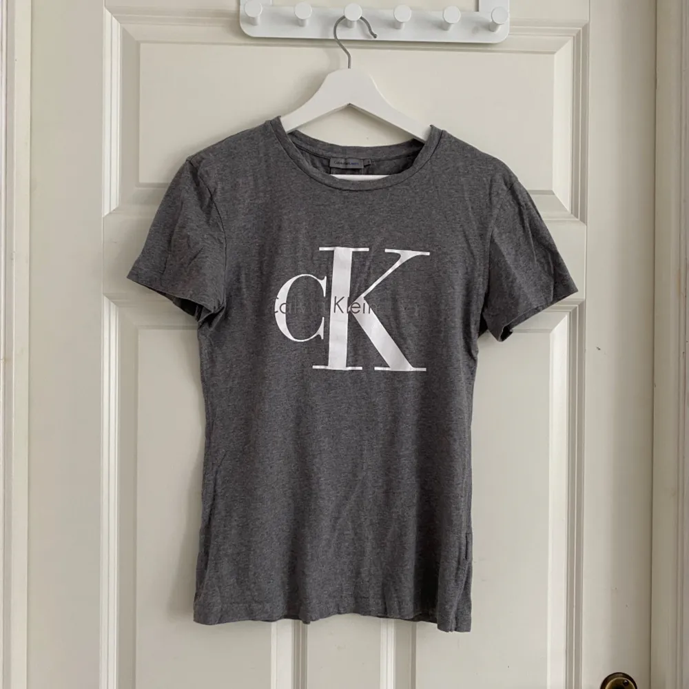 En fin grå calvin Klein t-shirt, nästan aldrig använd. T-shirts.