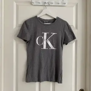 En fin grå calvin Klein t-shirt, nästan aldrig använd