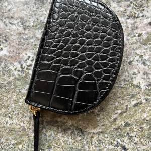 Liten fin plånbok i äkta läder från Åhléns. Aldrig använd, nyskick med lapp kvar inuti!