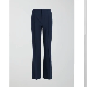 Marinblåa bootcut kostymbyxor  - Helt nya kostymbyxor från Gina. Endast testade och säljer på grund av att de inte kmr till användning. 